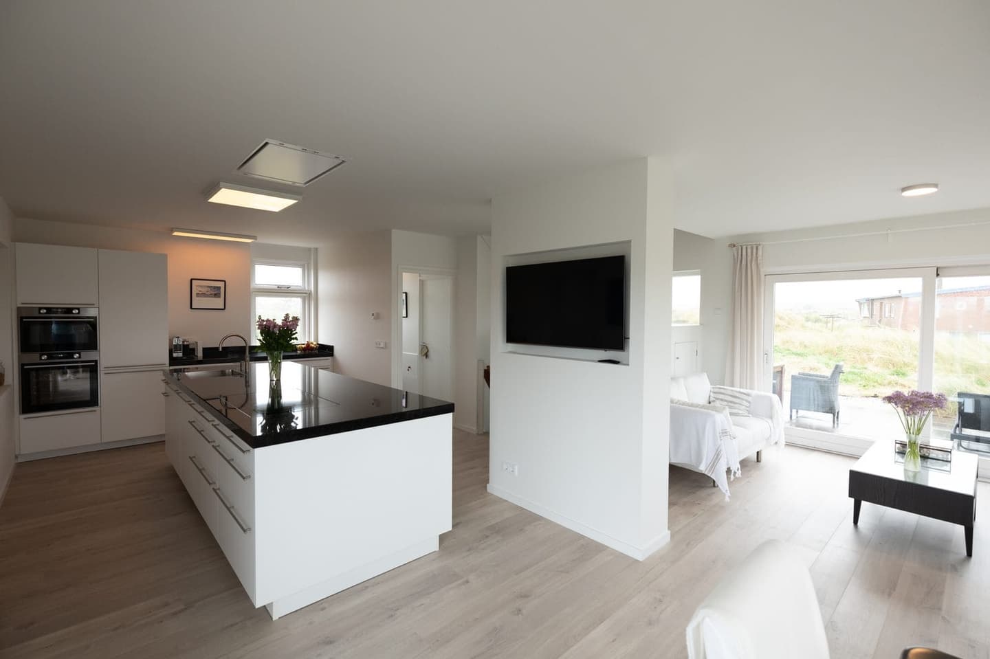 Lichte woonkamer vakantiehuis Apenstaartje Terschelling Midsland aan Zee