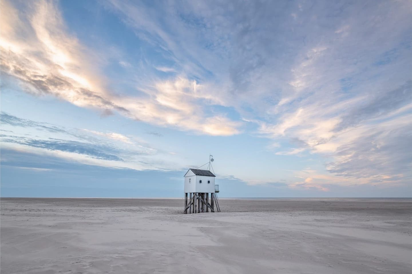 Strand Terschelling bij bewolking, vakantiehuis Apenstaartje Waddeneiland
